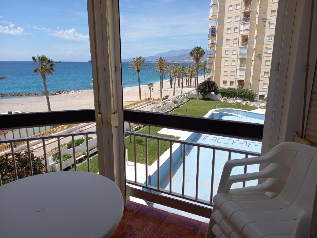balcón con vistas a la playa y al océano en APARTAMENTO PRIMERA LÍNEA DE PLAYA, en Torrenueva