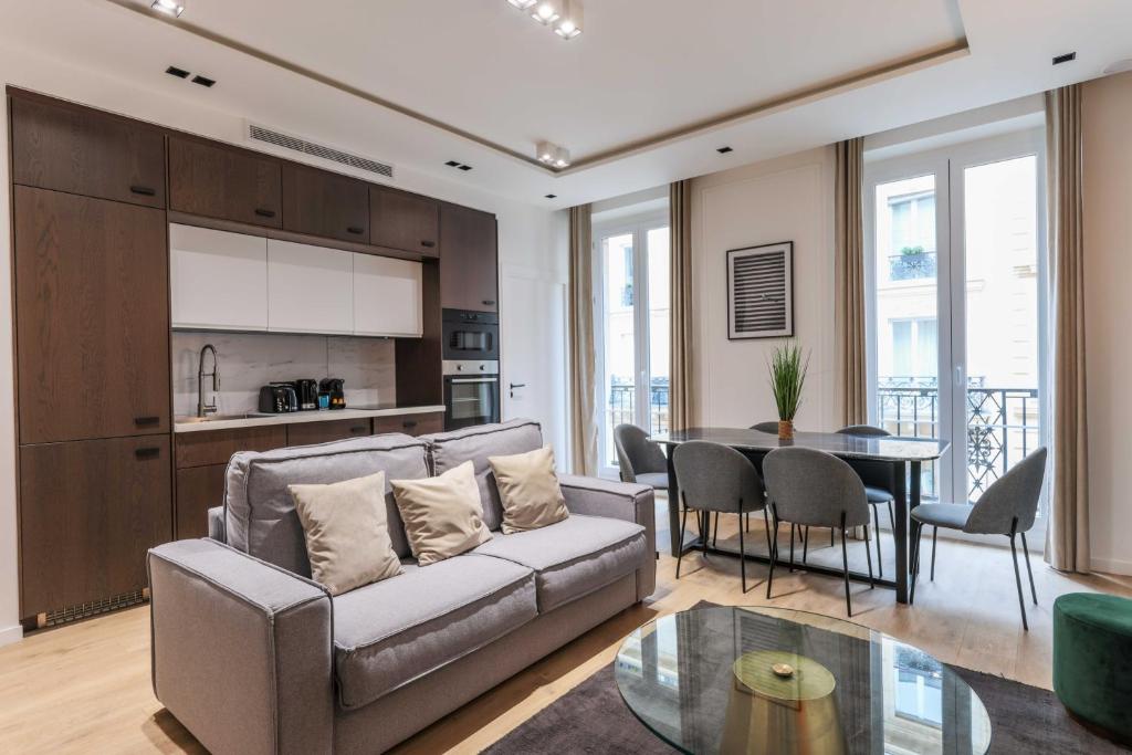 un salon avec un canapé et une table dans l'établissement Perfect for exploring - 2BR-6P - Center of Paris, à Paris
