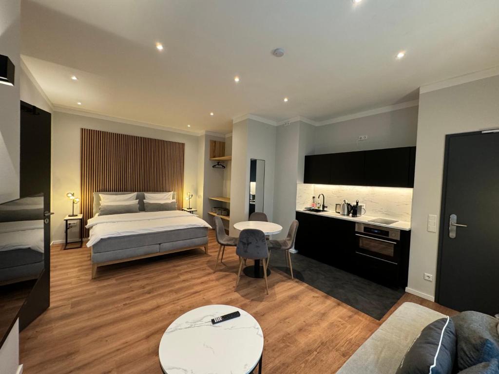 Giường trong phòng chung tại City-Studio im Innenhof mit Boxspring-Bett und Community-Raum