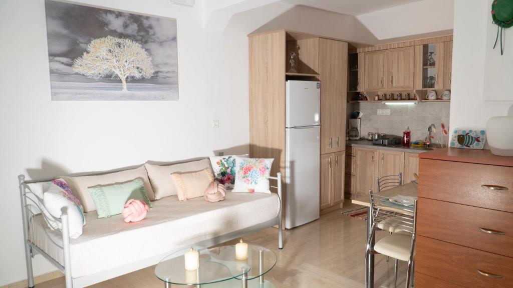 a living room with a couch and a kitchen at Joanna's Holiday Home in Sellía