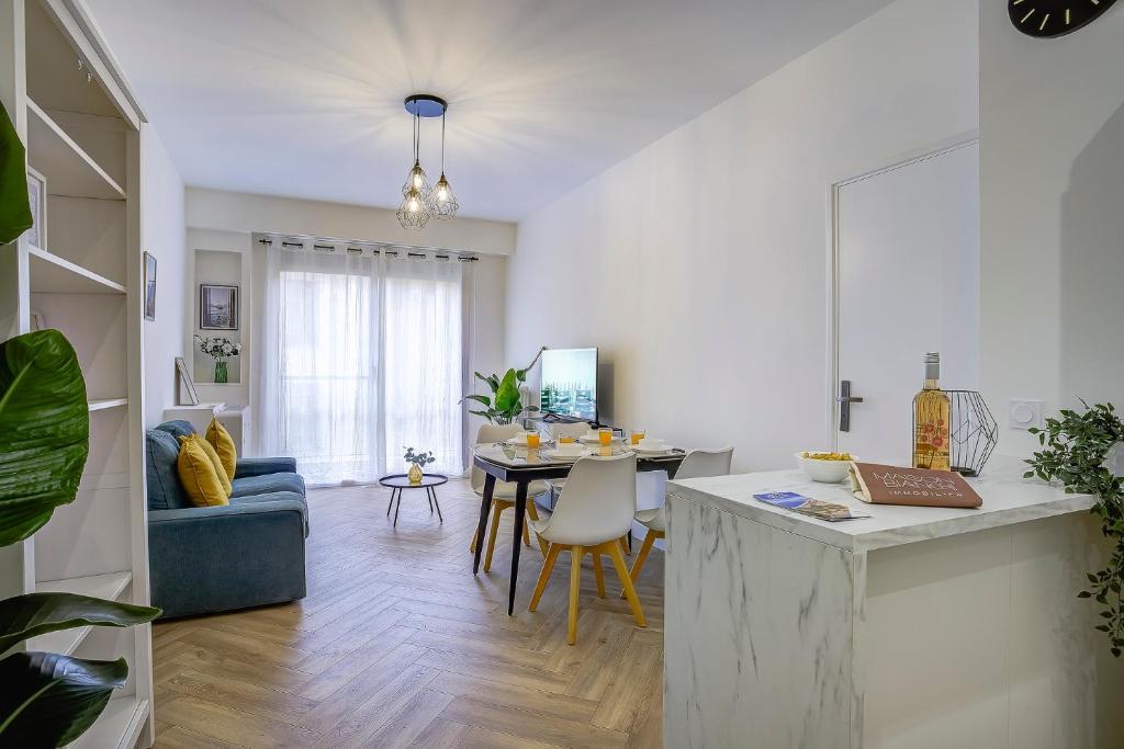 une cuisine et un salon avec une table et un canapé dans l'établissement Maison Bianchi - Downtown Alsace Lorraine, à Nice