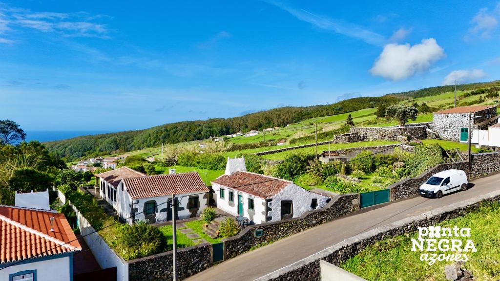 een huis op een heuvel met een auto op een weg bij Casa da Serreta 17 in Serreta