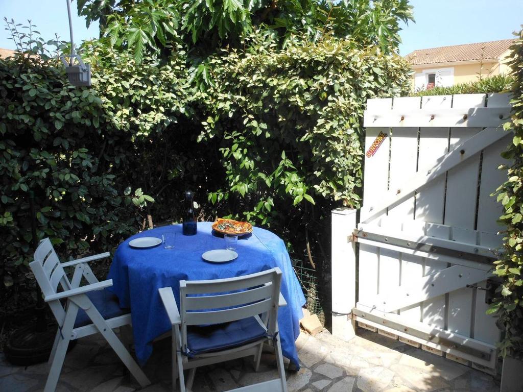 une table avec un chiffon bleu et deux chaises dans l'établissement APPT 3 PIECES 42m2 + TERRASSE 9m2 REF 4044, à Le Castellas