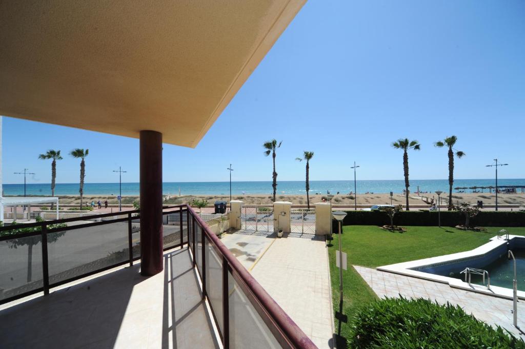 balcón con vistas a la playa en Da Vinci Vista Mar Superior Orangecosta, en Peñíscola