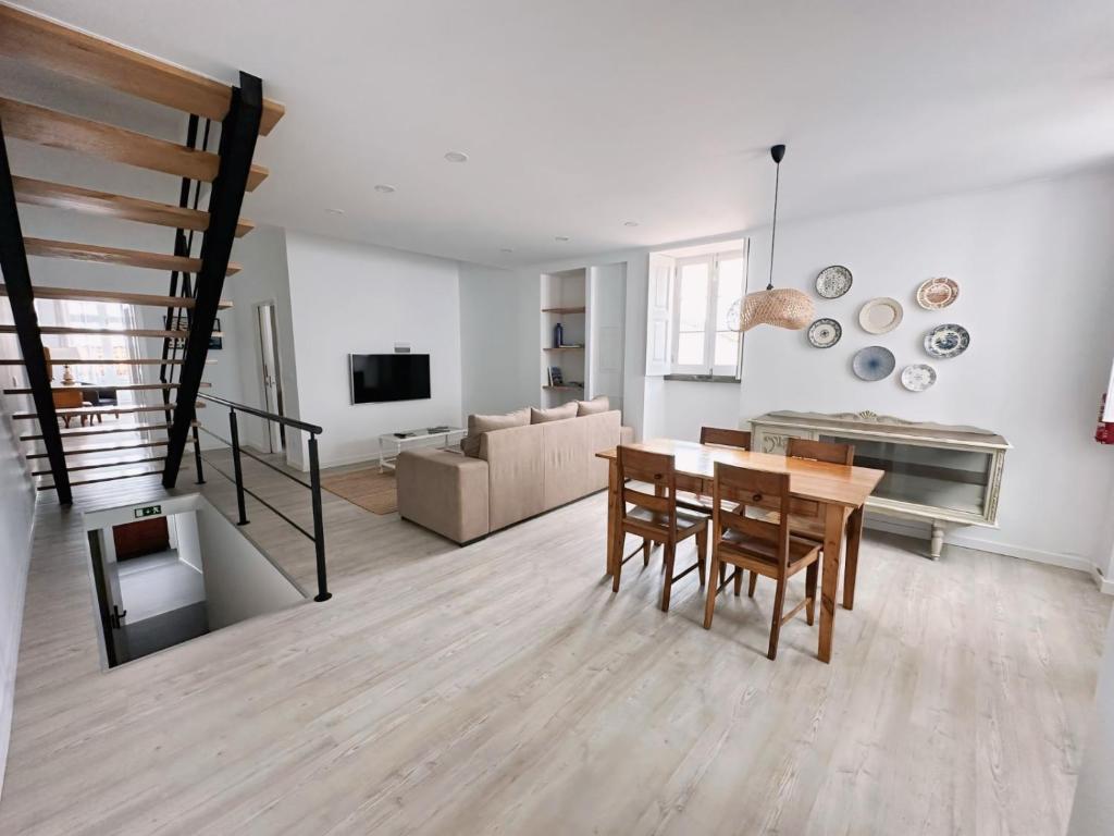 ein Wohnzimmer mit Tisch und Couch in der Unterkunft Casa Boa Vista - Charming House in Angra do Heroísmo