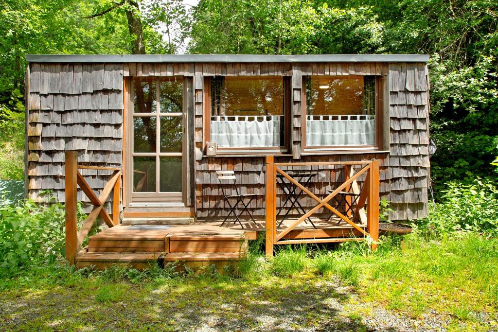 Cabaña de madera con porche y ventana en Tinyhaus 1 en Schöllnach