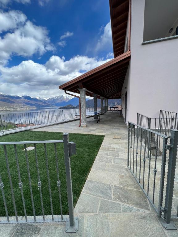 une vue depuis le balcon d'une maison dans l'établissement VILLA DEI VENTI - TIVAN by Curtiaffitti, à Pianello Del Lario