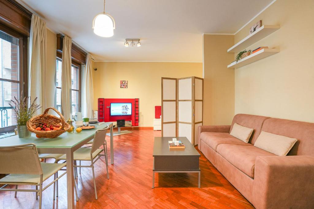 sala de estar con sofá y mesa en Loft Foscolo Open Space, en Turín