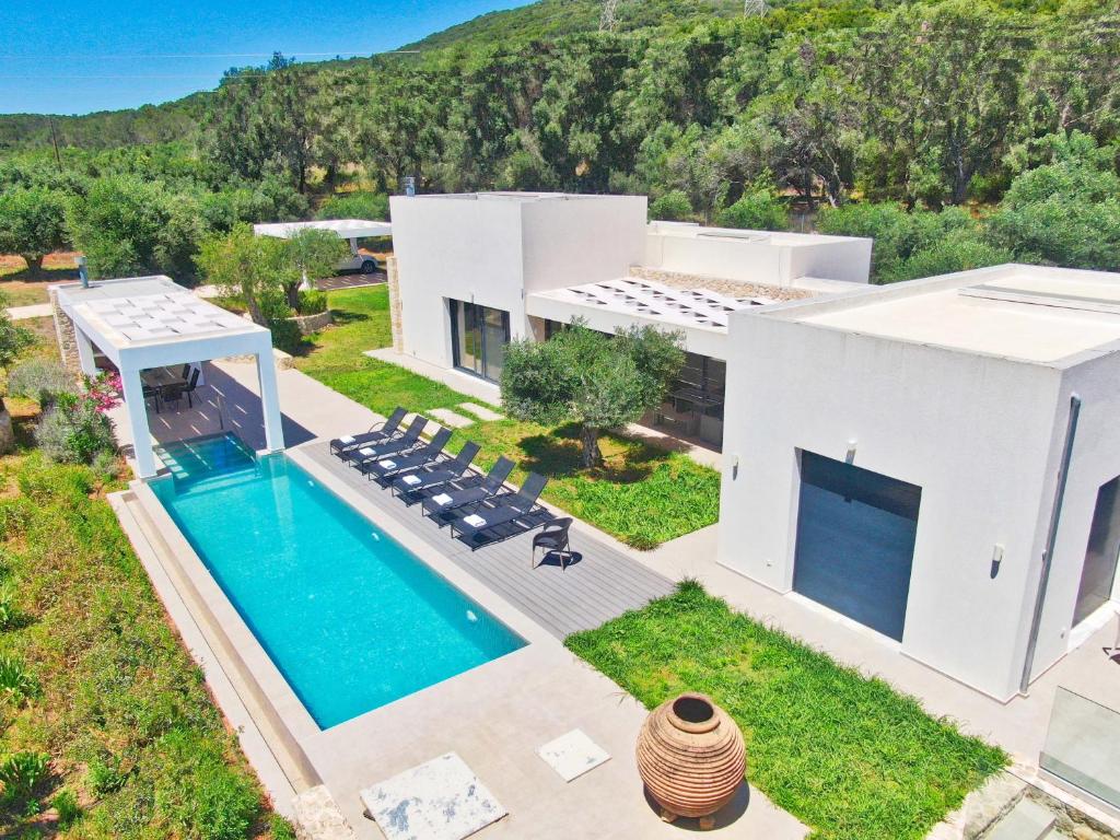 uma vista aérea de uma casa com piscina em Villa Kalloni em Línia