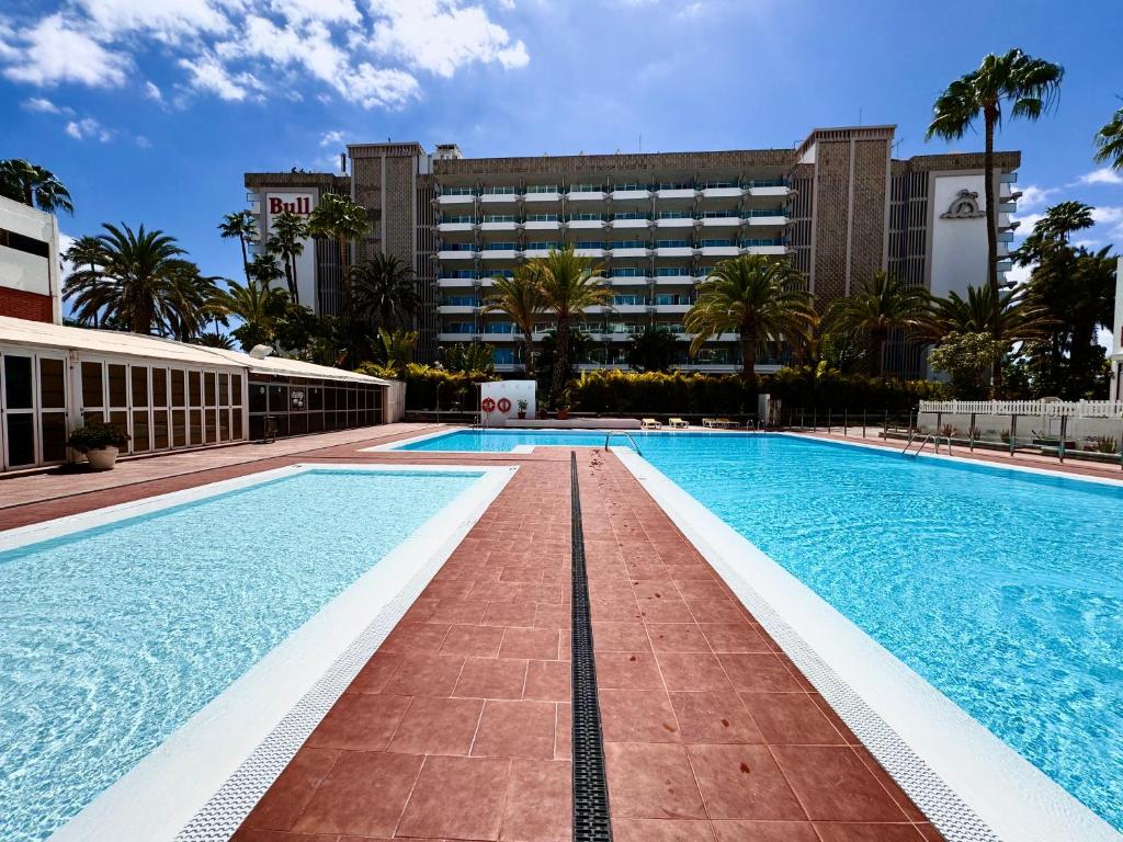 a large swimming pool in front of a building at Tropical Views - Paya del Inglés in Maspalomas