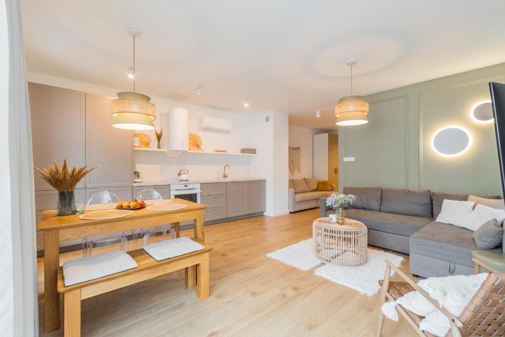 Kuchyň nebo kuchyňský kout v ubytování APARTAMENTY MIERZEJA - STEGNA PARK PREMIUM, 500 m od plaży, Bezpłatny Meleks