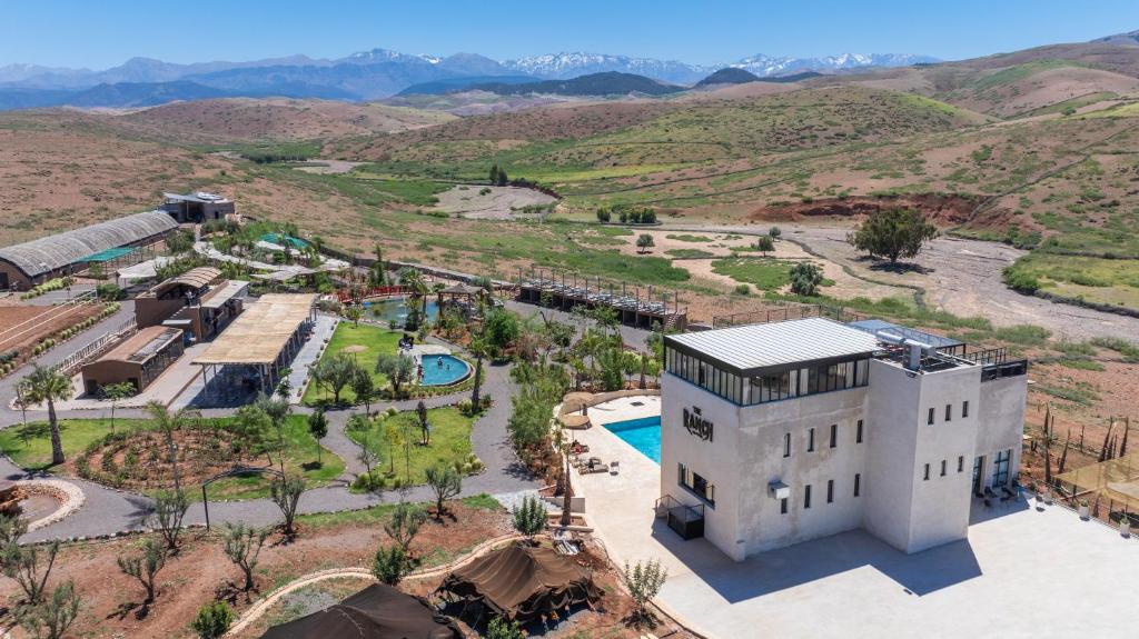una vista aérea de un edificio con piscina en The Ranch Resort en Marrakech