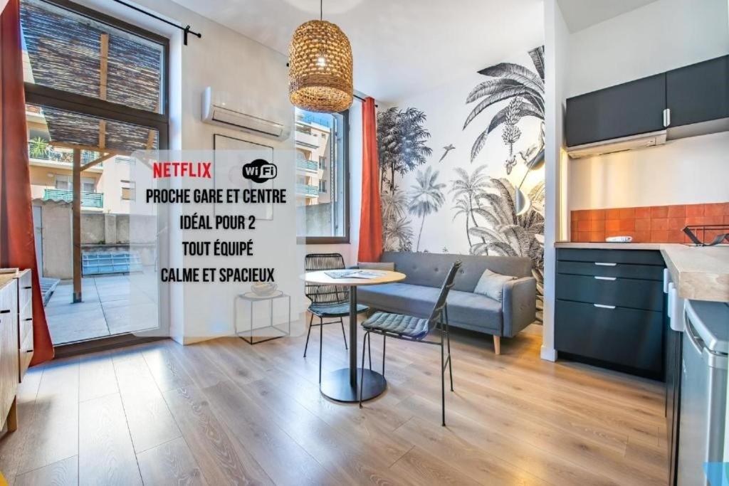 une cuisine et un salon avec une table et des chaises dans l'établissement Bain de Soleil ! Terrasse Clim Wifi Netflix, à Marseille