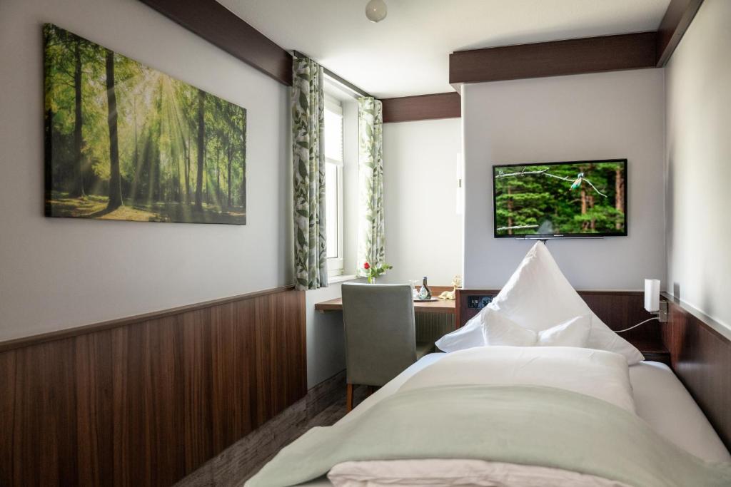 Postel nebo postele na pokoji v ubytování Hotel Goldener Hirsch