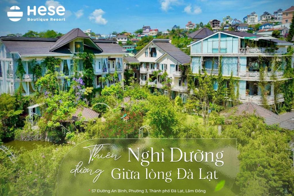 Un grupo de casas en una colina con el título de conducción del norte en Hese Dalat Boutique Resort en Da Lat