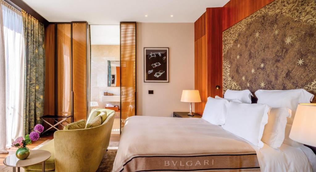 Postel nebo postele na pokoji v ubytování Bvlgari Hotel Milano