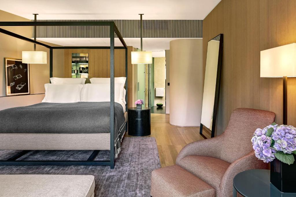 Postel nebo postele na pokoji v ubytování Bvlgari Hotel Milano