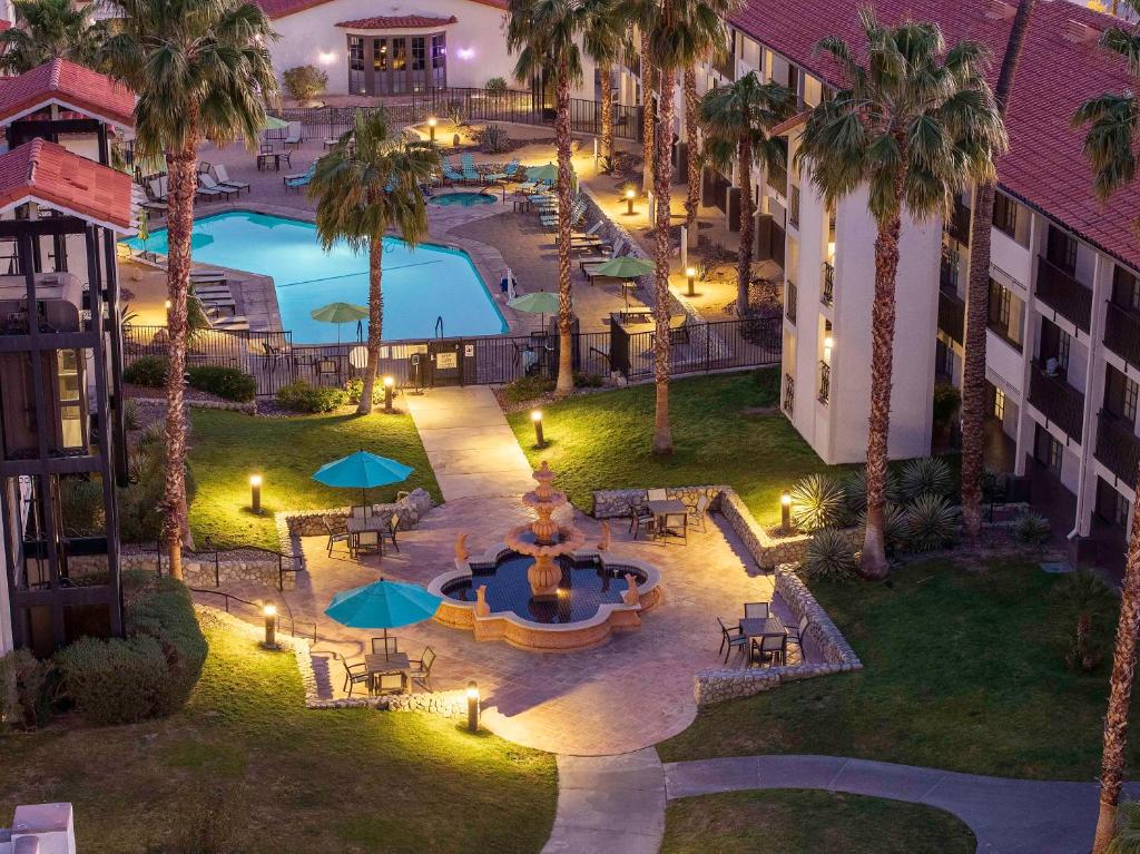 Bazén v ubytování Embassy Suites by Hilton Palm Desert nebo v jeho okolí