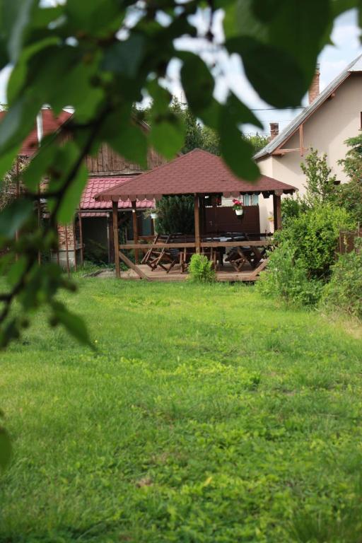 a gazebo with a picnic table in a yard at Casa Romana in Turda