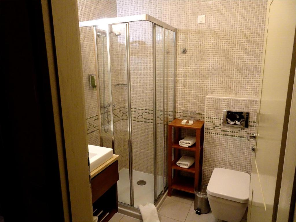Un baño de Hotel Mitra, Story Hotels