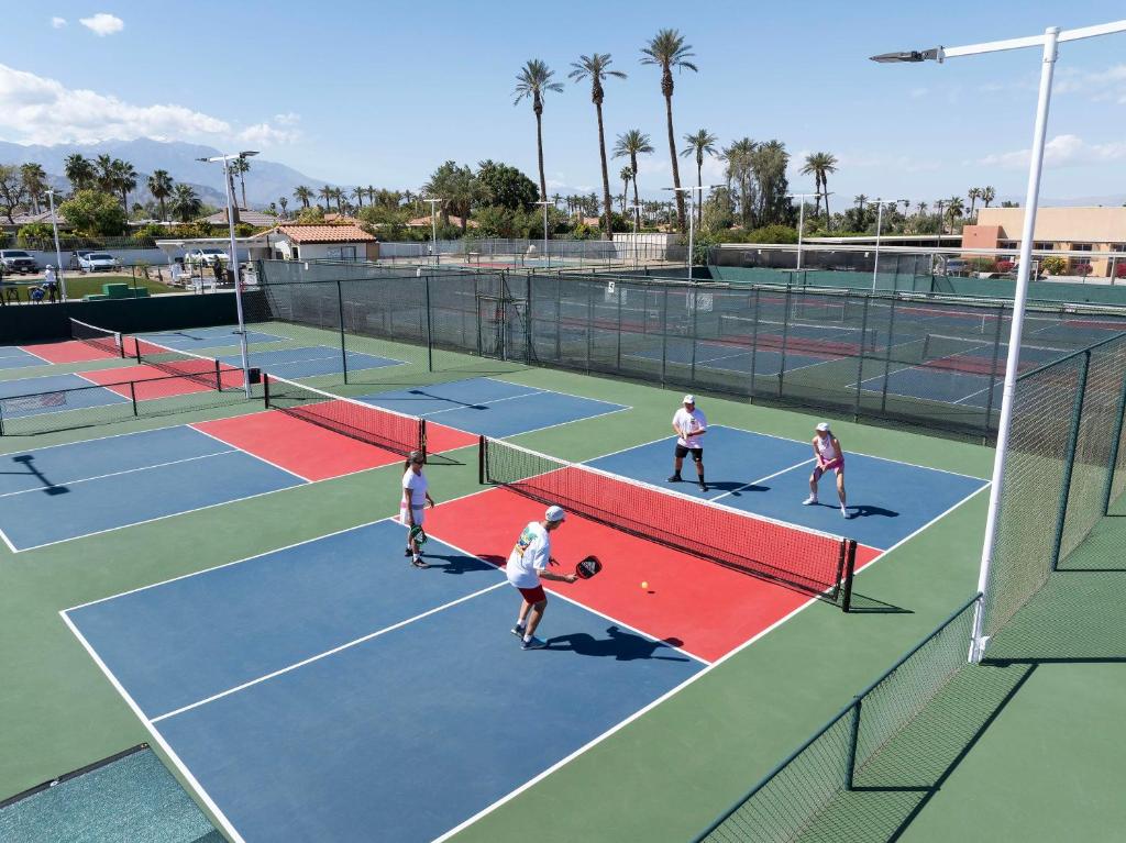Tenis a/nebo squash v ubytování Embassy Suites by Hilton Palm Desert nebo okolí