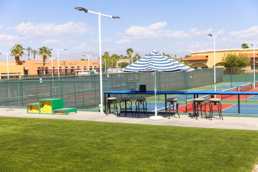 Tenis a/nebo squash v ubytování Embassy Suites by Hilton Palm Desert nebo okolí
