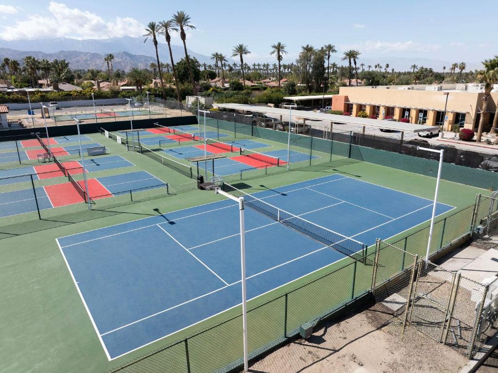 Tenis a/nebo squash v ubytování Embassy Suites by Hilton Palm Desert nebo okolí