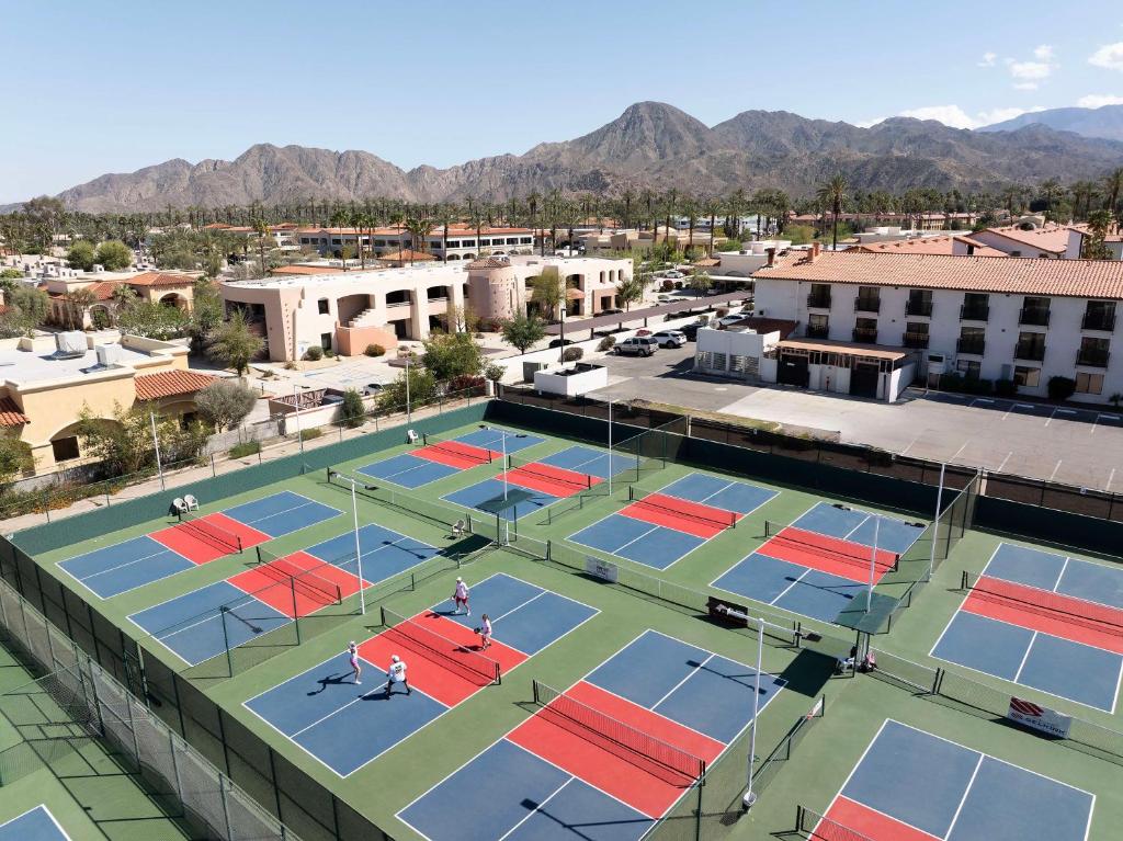 Tenis a/nebo squash v ubytování Embassy Suites by Hilton Palm Desert nebo okolí