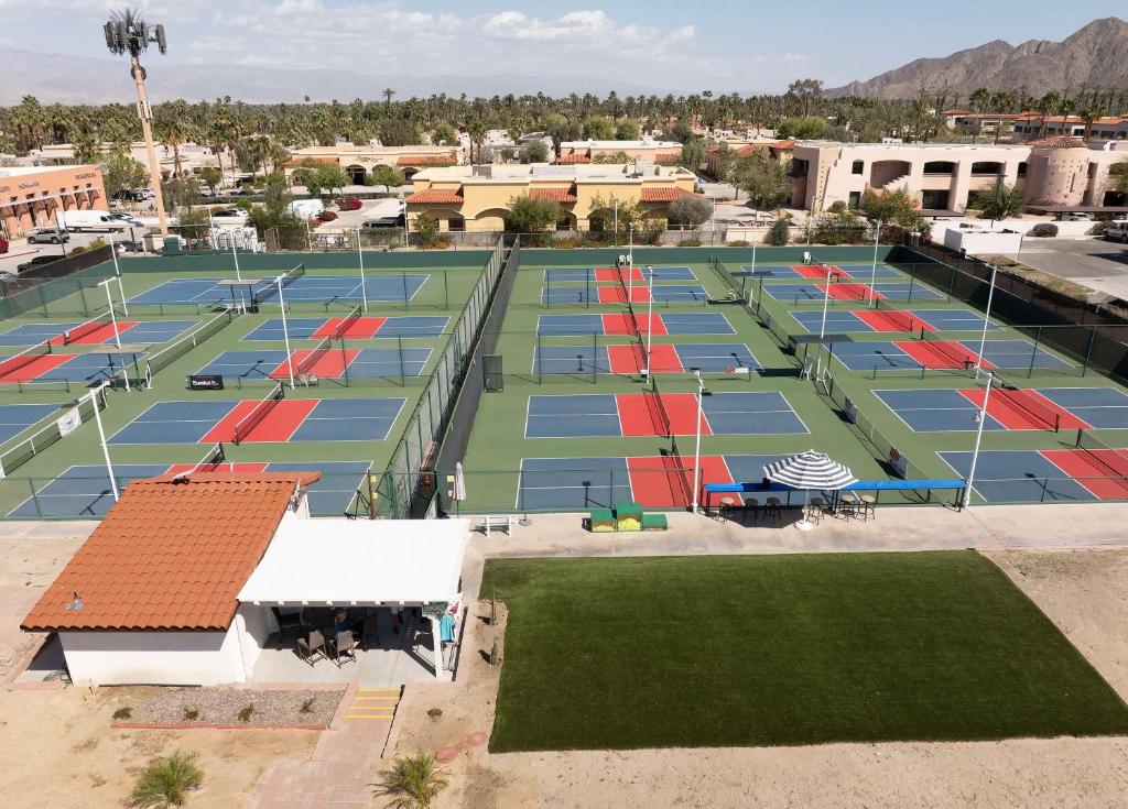 Tenis a/nebo squash v ubytování Embassy Suites by Hilton Palm Desert nebo okolí
