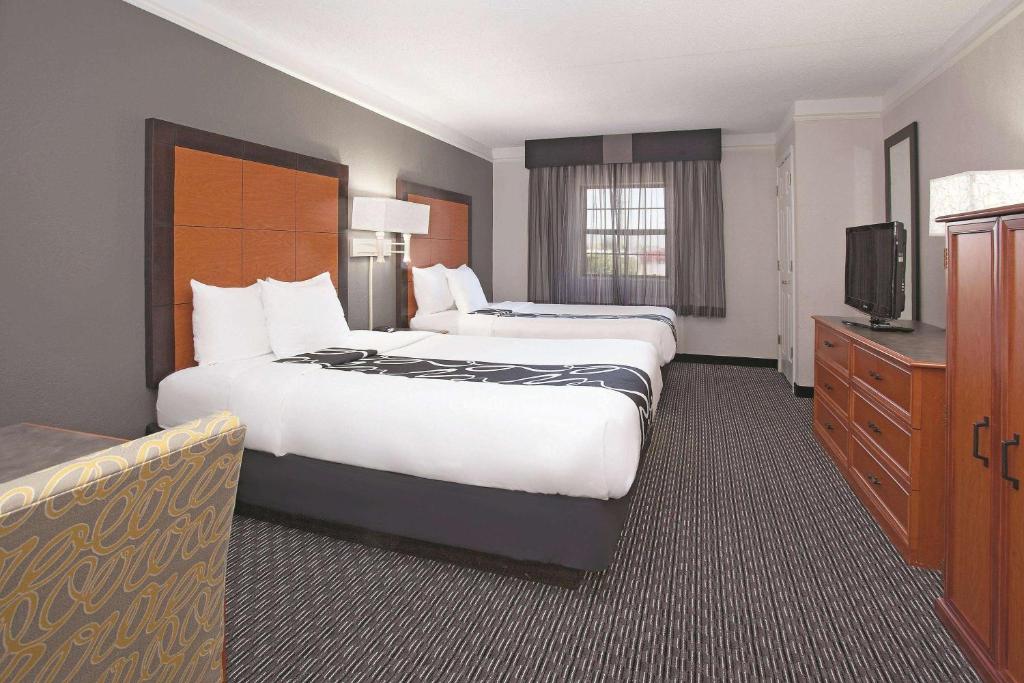 TV a/nebo společenská místnost v ubytování La Quinta Inn by Wyndham Salt Lake City Midvale