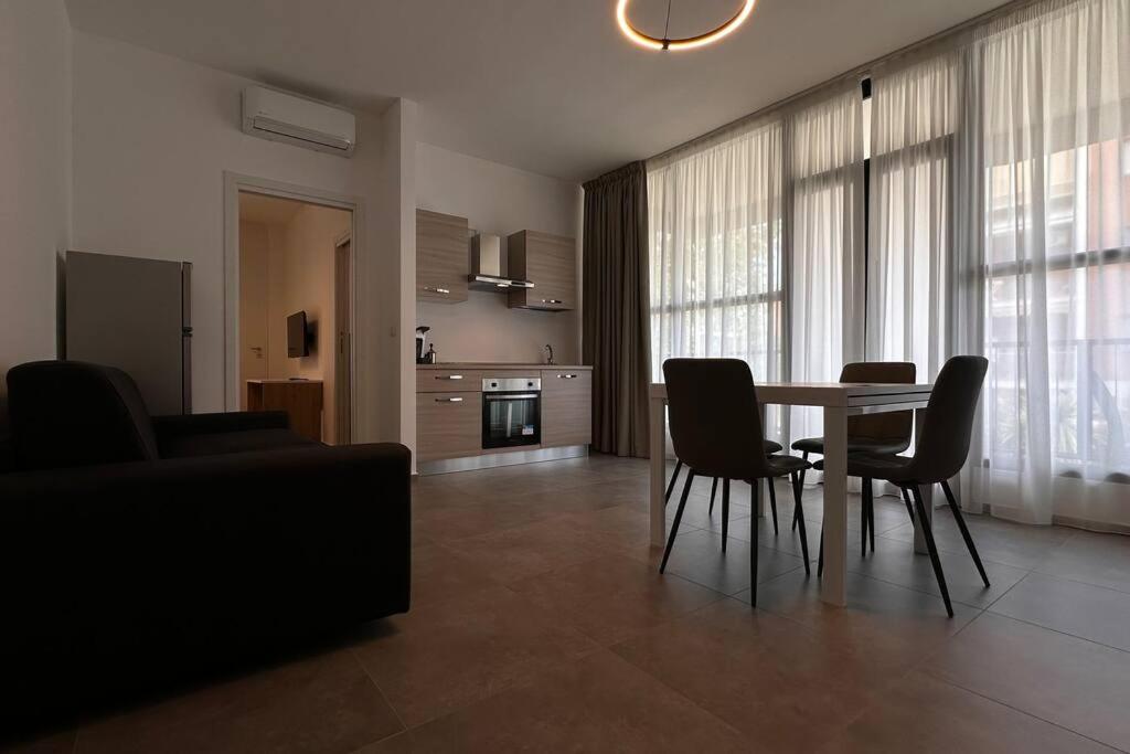 ein Wohnzimmer mit Esstisch und Stühlen in der Unterkunft CconfortHotels Puglia Promenade Apartment 2 in Bari