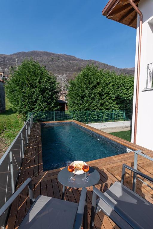 - une table sur une terrasse à côté de la piscine dans l'établissement VILLA DEI VENTI - BREVA by Curtiaffitti, à Pianello Del Lario