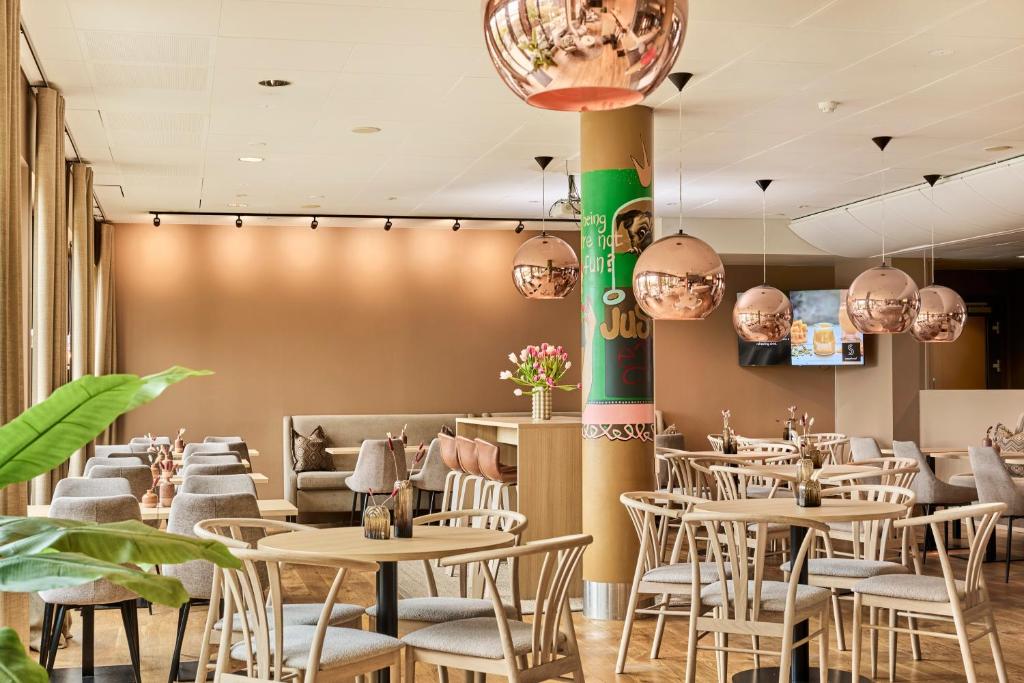 a dining room with tables and chairs at Smarthotel Forus in Stavanger