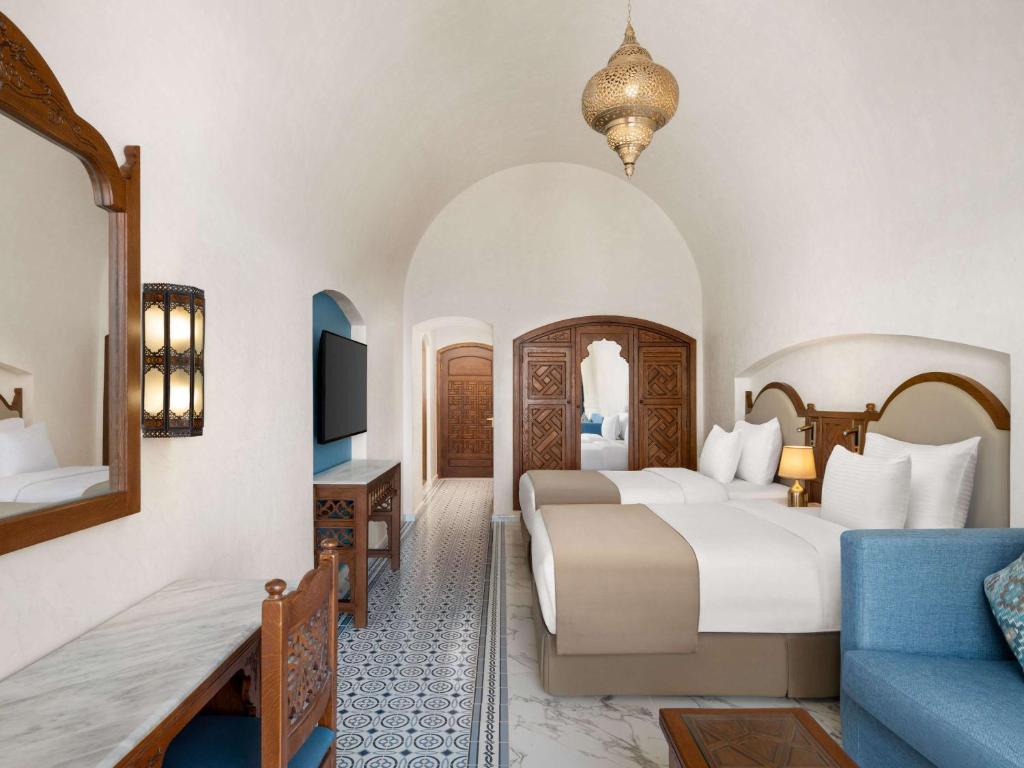 Postel nebo postele na pokoji v ubytování Movenpick Resort Sharm El Sheikh
