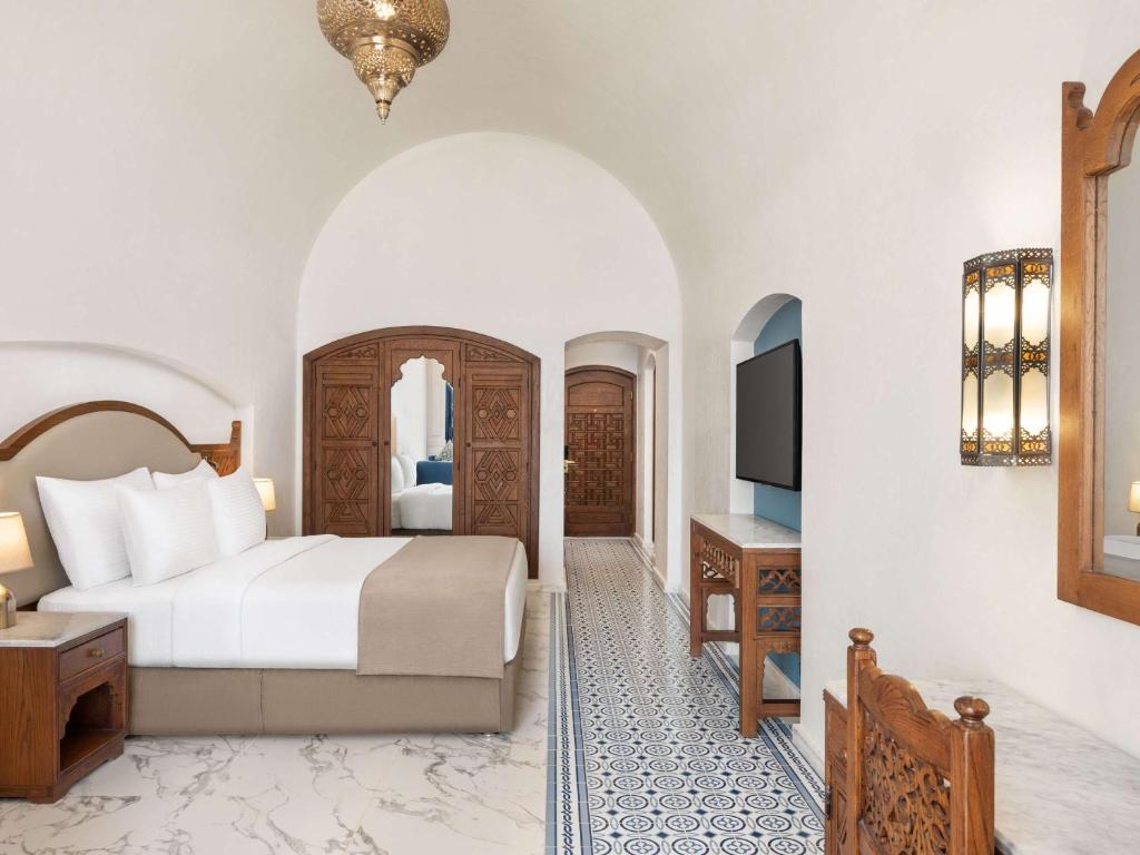 Postel nebo postele na pokoji v ubytování Movenpick Resort Sharm El Sheikh
