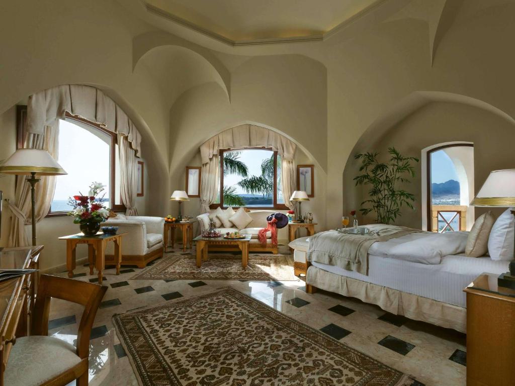 Postel nebo postele na pokoji v ubytování Movenpick Resort Sharm El Sheikh