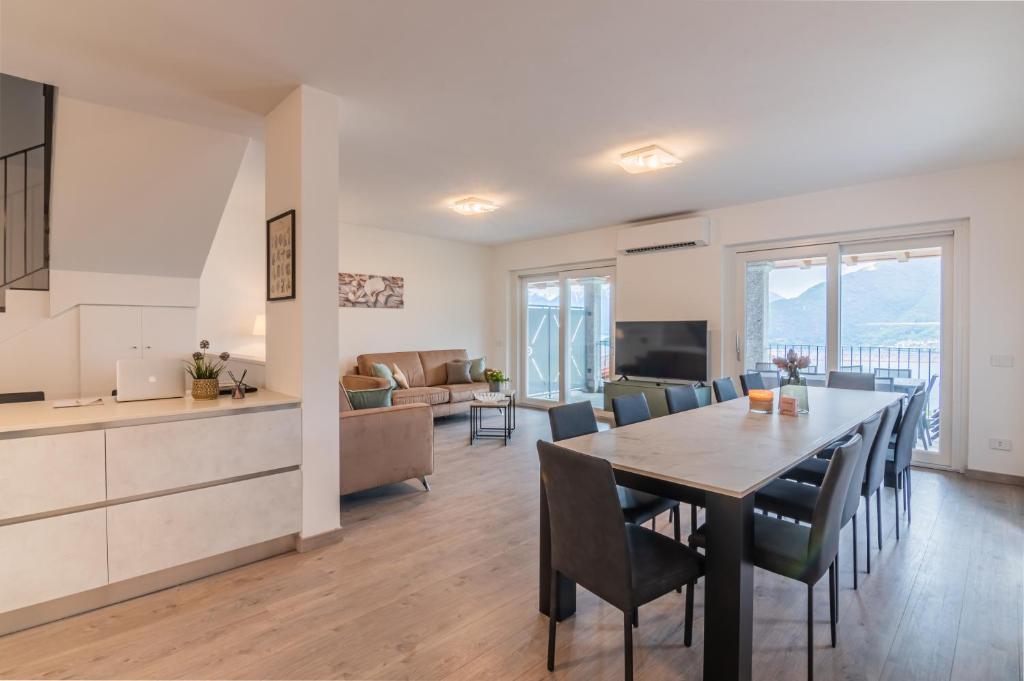 une cuisine et un salon avec une table et des chaises dans l'établissement VILLA DEI VENTI - BREVA by Curtiaffitti, à Pianello Del Lario