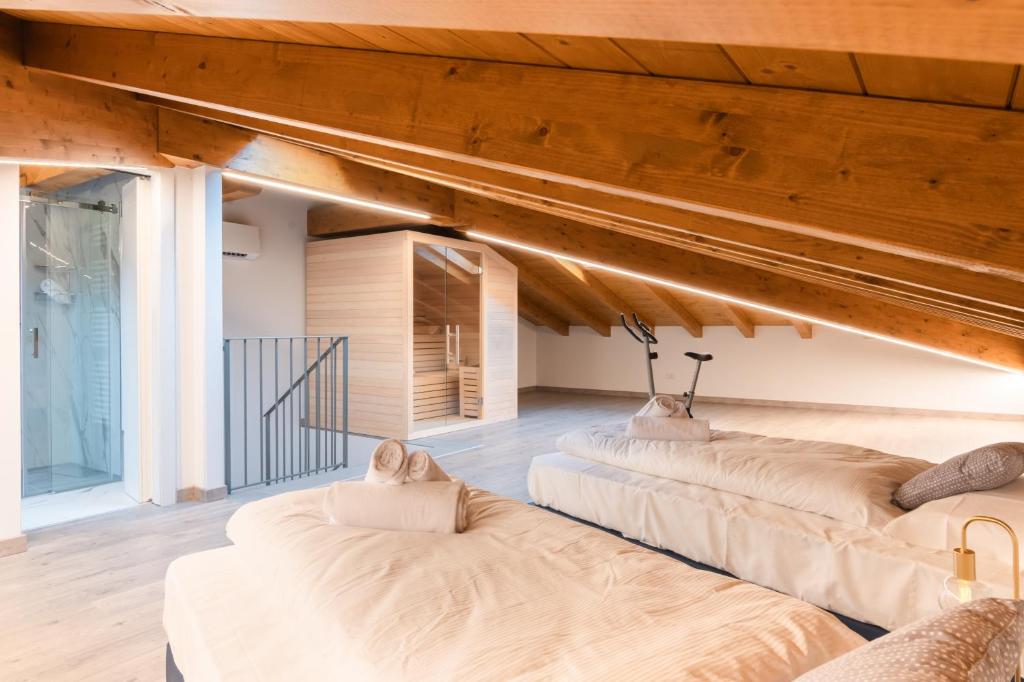 un salon avec trois canapés et un escalier dans l'établissement VILLA DEI VENTI - BREVA by Curtiaffitti, à Pianello Del Lario