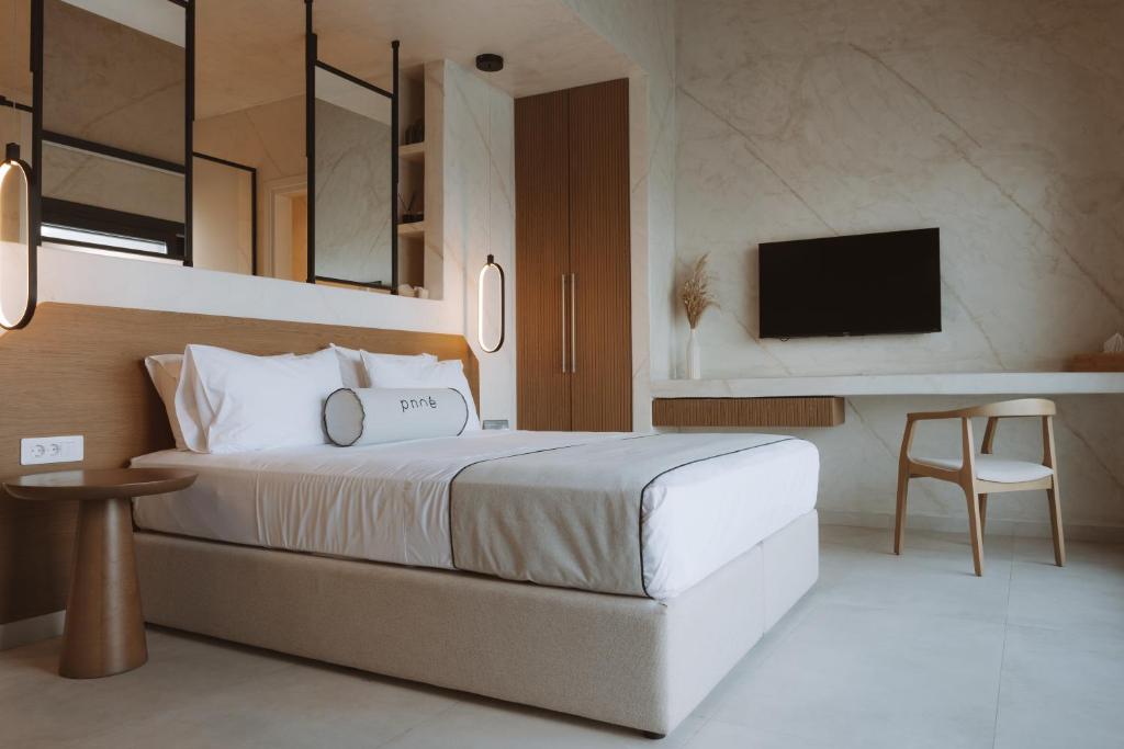 Pnoe Luxury Suites房間的床