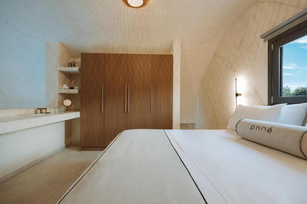 Pnoe Luxury Suites房間的床