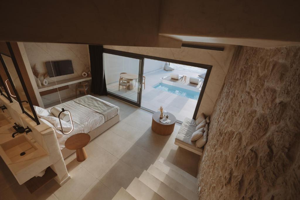 Pnoe Luxury Suites游泳池或附近泳池
