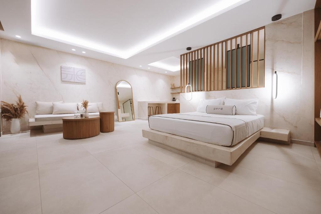 Pnoe Luxury Suites房間的床