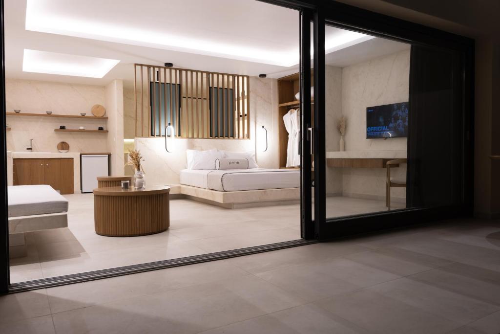 Pnoe Luxury Suites房間的床