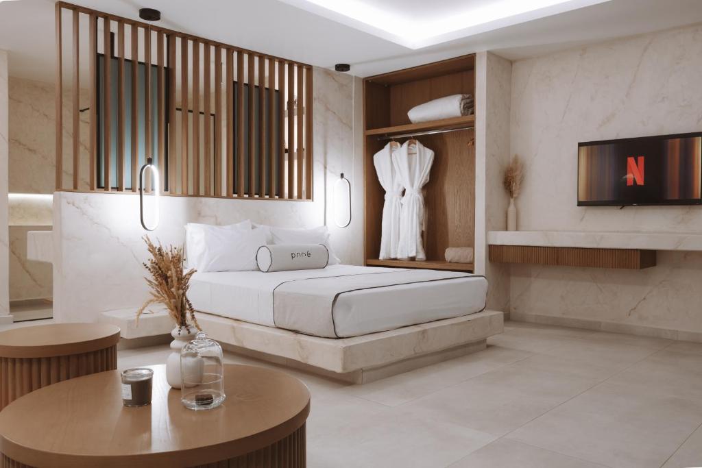 Pnoe Luxury Suites房間的床