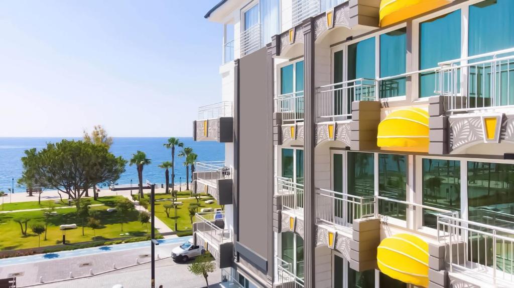 apartamentowiec z balkonem i widokiem na ocean w obiekcie Sea City Devran Hotel & Spa w mieście Antalya