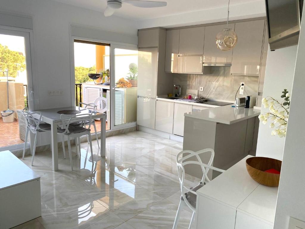 Kuchyňa alebo kuchynka v ubytovaní Marbella beachfront apartment Romana Playa Elviria