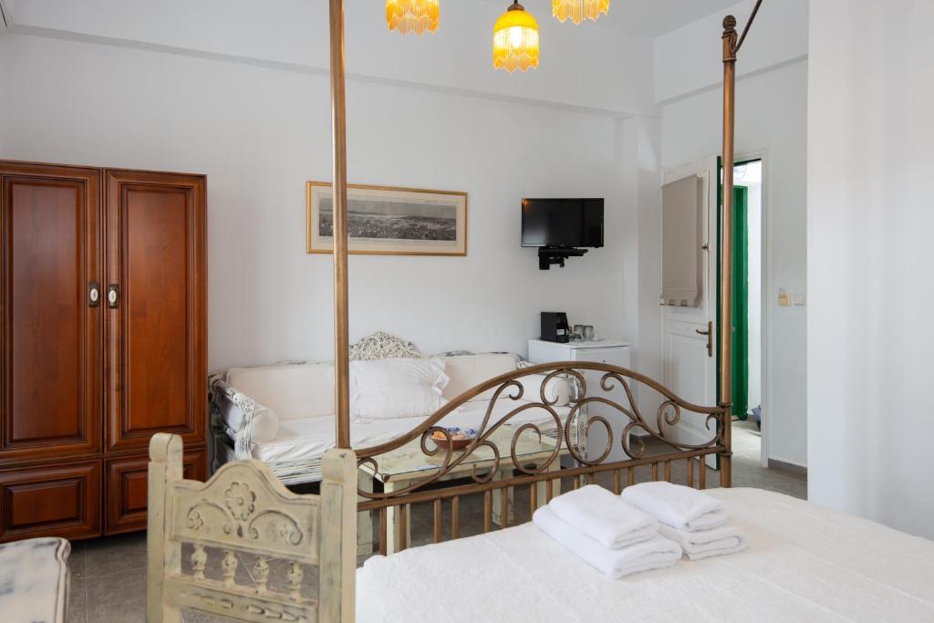 a bedroom with a four poster bed in a room at Villa Areto in Kamares