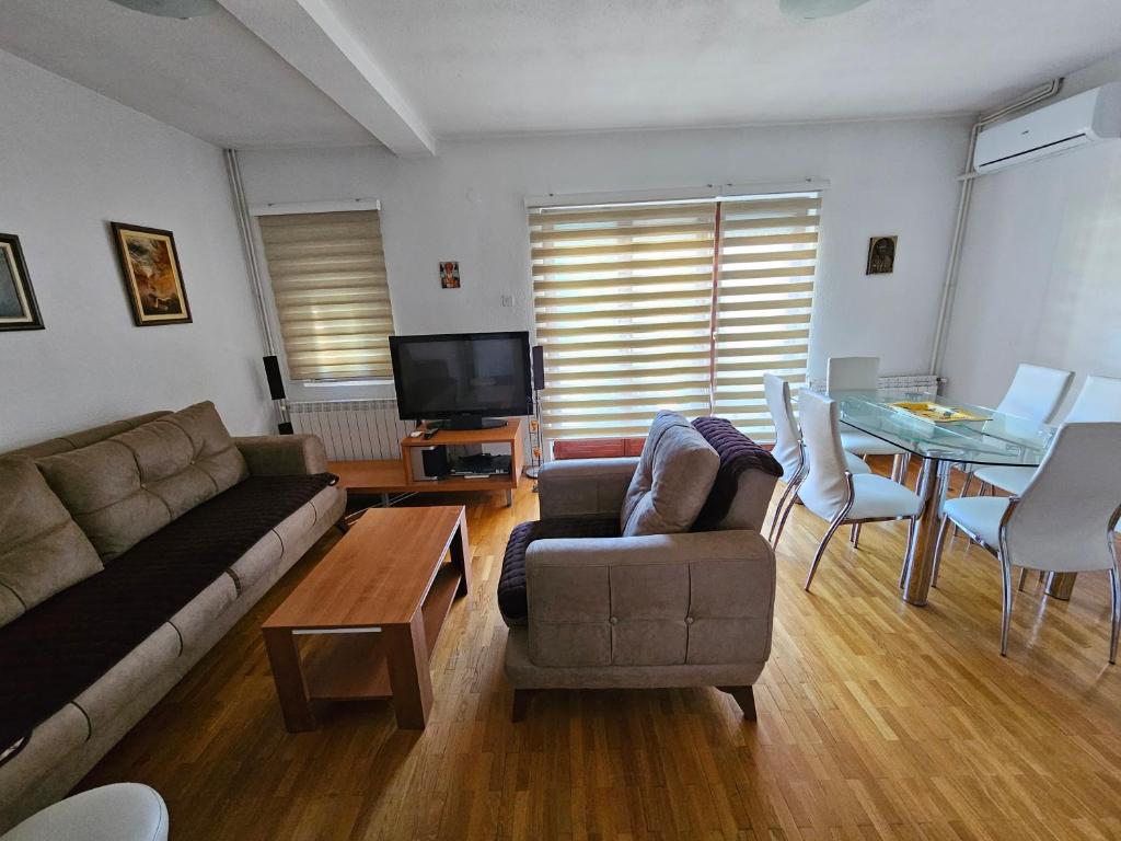 sala de estar con sofá y mesa en VN APARTMENTS OHRID, en Ohrid