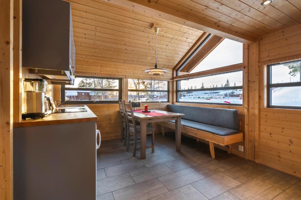 una cucina con tavolo e panca in una stanza di Liapark ad Ål