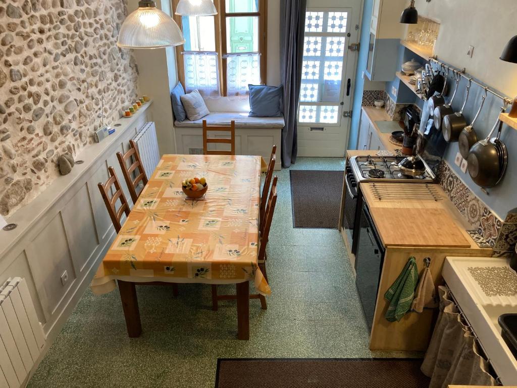 una cocina con una mesa de madera y un tablero de asterisco en Maison 82, en Limoux